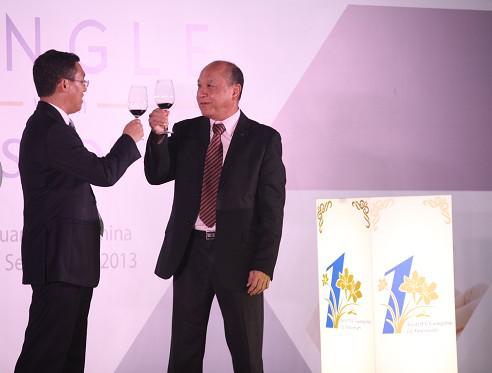領(lǐng)導碰杯