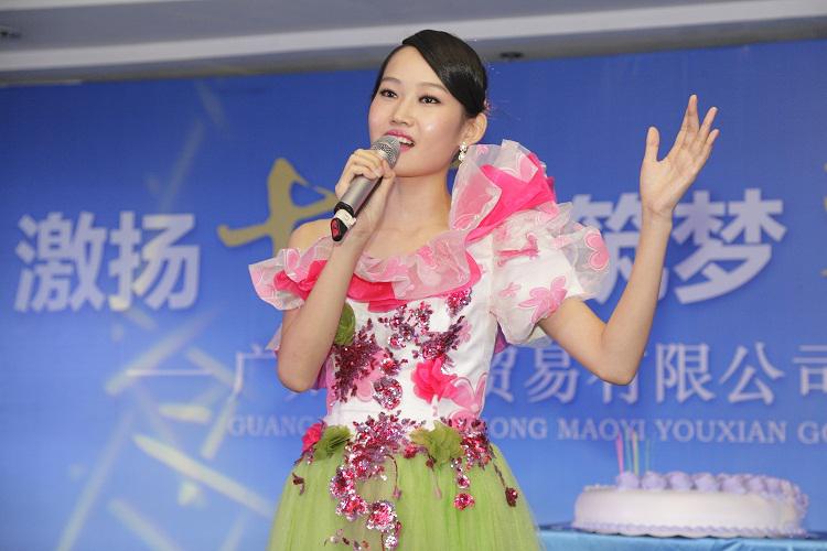 慶生儀式，女歌手領(lǐng)唱明天會(huì)更好