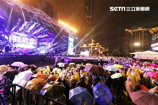 臺(tái)北史上最爛跨年晚會(huì) 一萬(wàn)多人雨中呆站